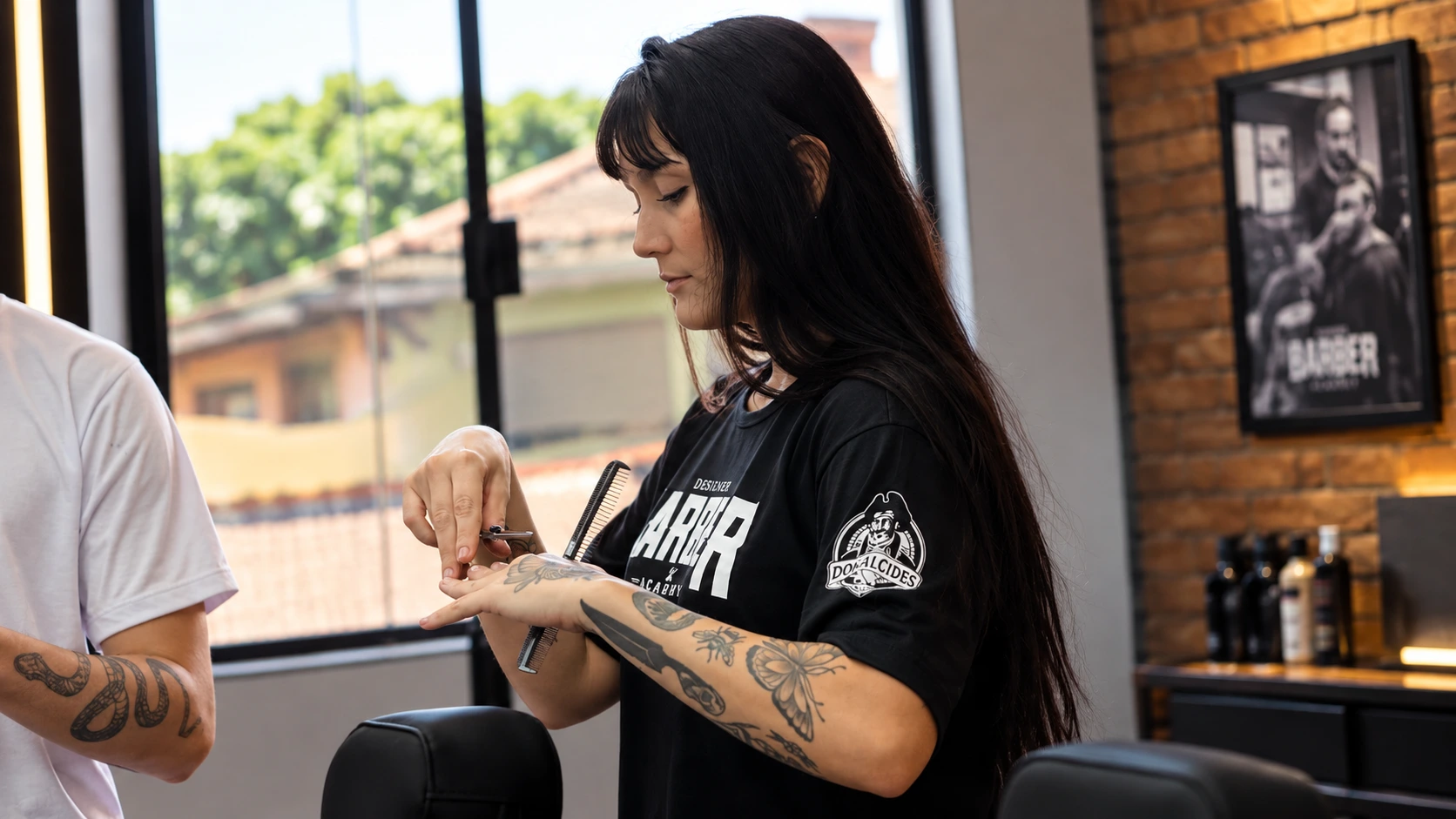 Educador orientando e corrigindo postura técnica de aluno